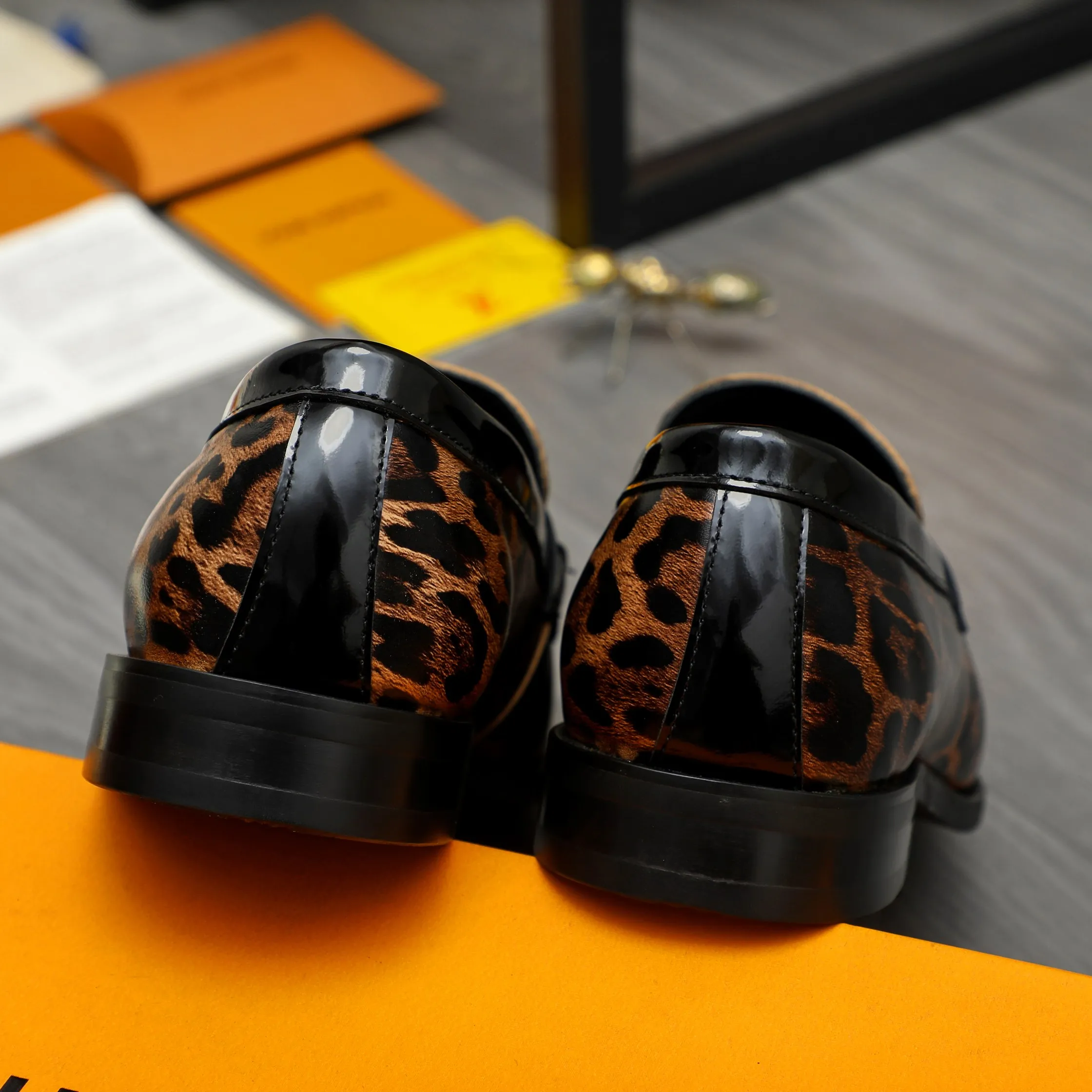 Men's shoes 💰p460 Product trademark: LV "Louis Vuitton" business slip-on leather shoes Regular size: 39-45 (45 is custom-made and non-returnable) Product materials: Selected leopard print cowhide stitching upper, cowhide lining, original rubber outsole